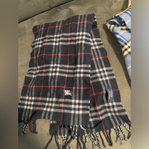 Burberry scarfs different colors - Picture 6 of 6